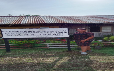 Ferry: Guru Biologi SMANPATRI, Theresia F. Ema Tobi, S.Pd Juara Lomba Baca Puisi.